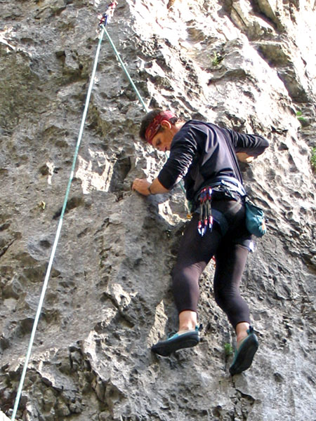 Exemplu de cățărare cu asigurare de sus - manșă sau 'top rope'